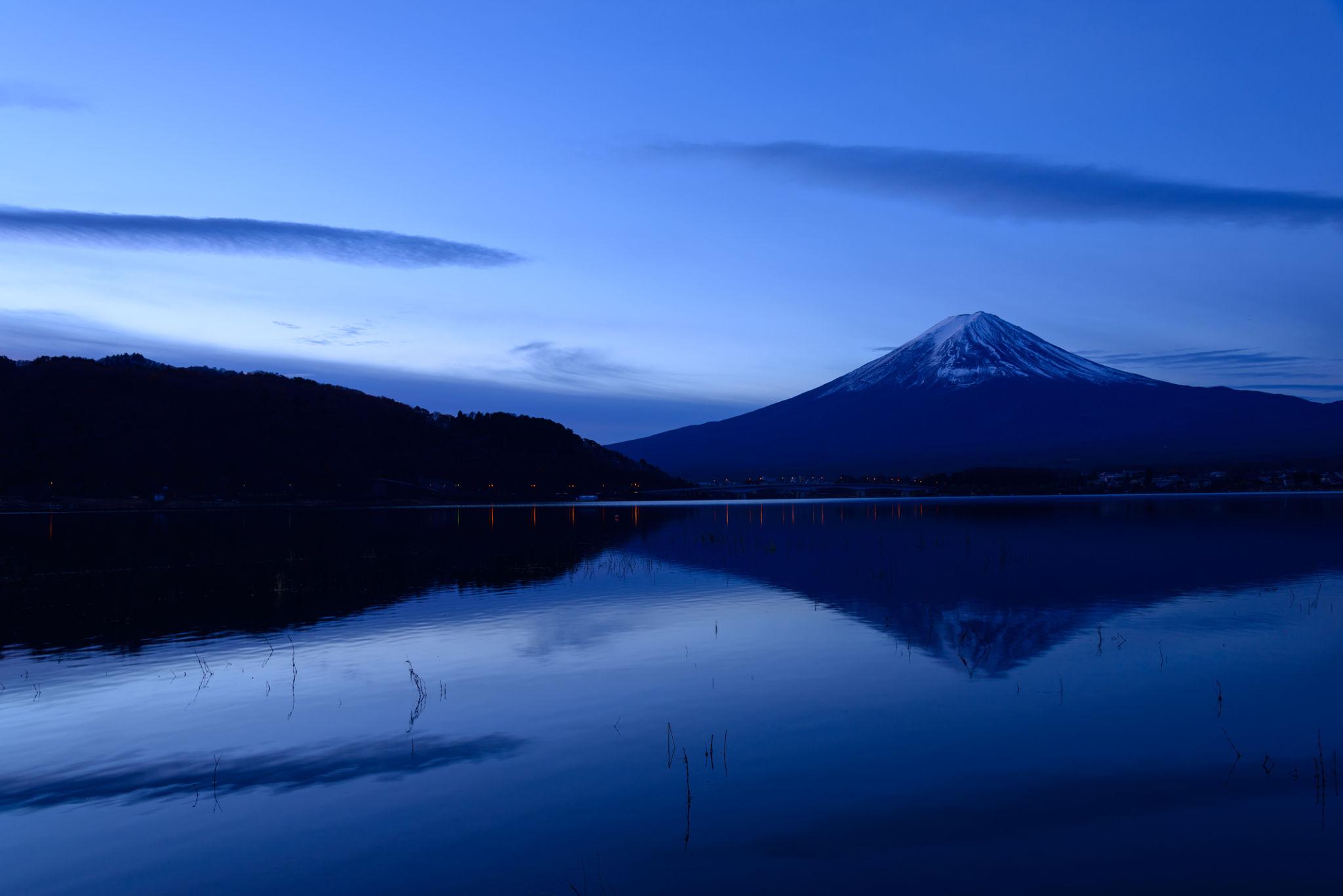 Full view of Mount Fuji from Kawaguchiko on a cloudless morning