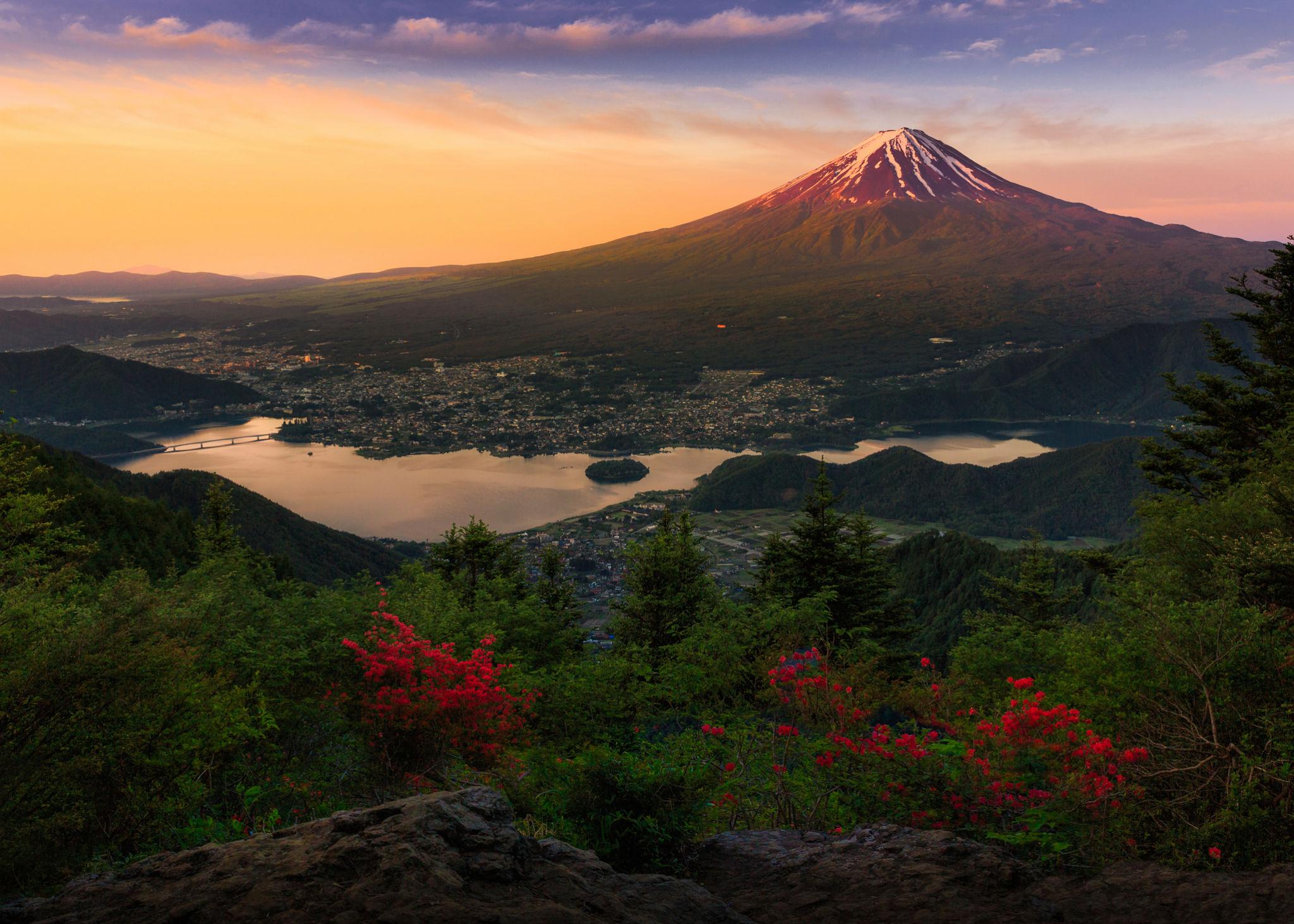 Lake Kawaguchiko with a clear view of Mount Fuji in the background
